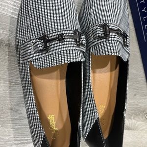 Brand new cute size 9 black white shoe checks for sale
